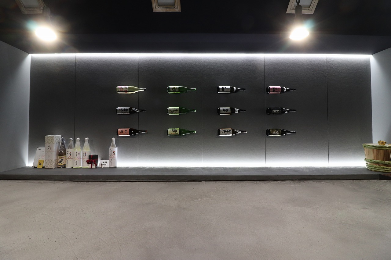 日本酒が並ぶ壁面ディスプレイ ／ The sake wall