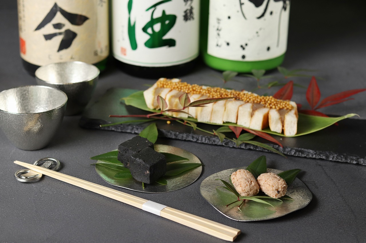 日本酒と小さなアテ ／ Sake with small plates