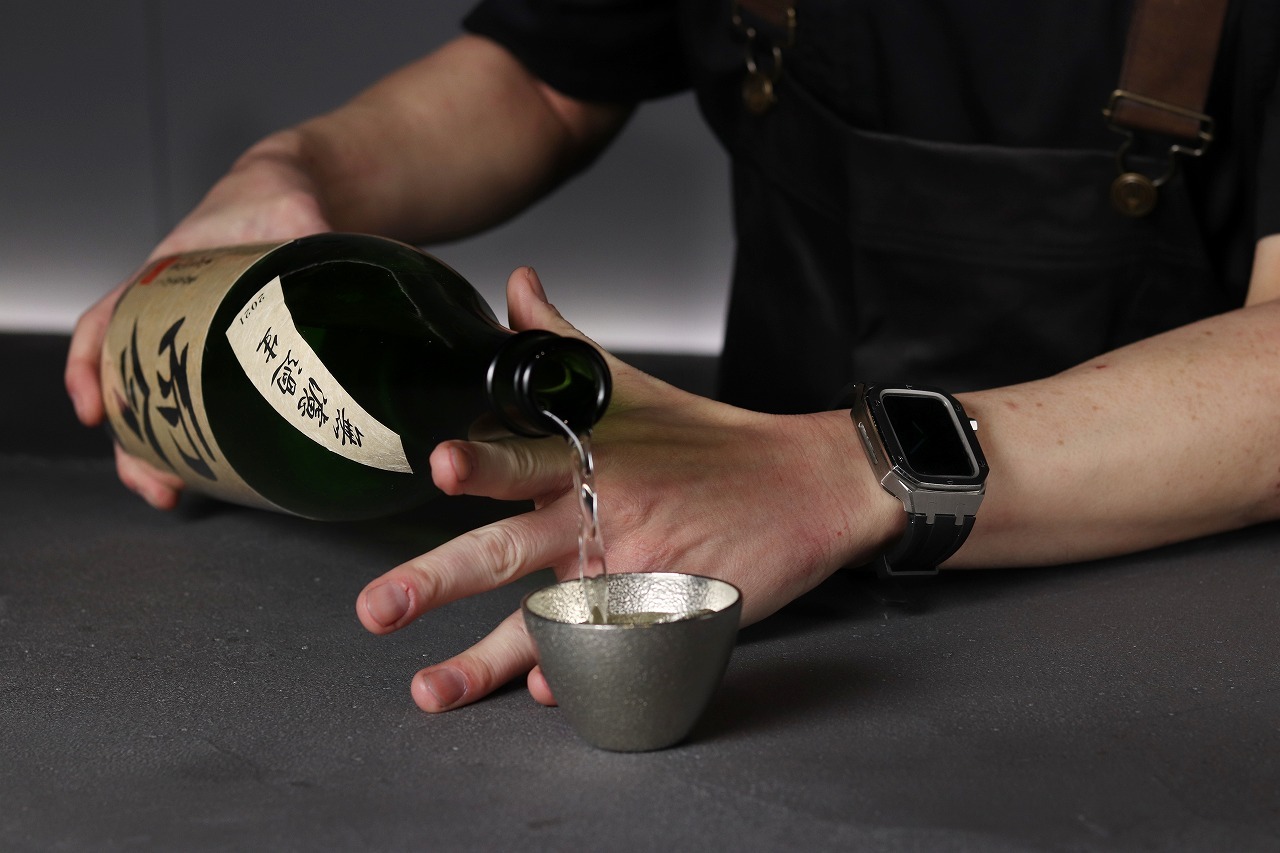 錫の盃に日本酒を注ぐ ／ Pouring sake into a tin cup